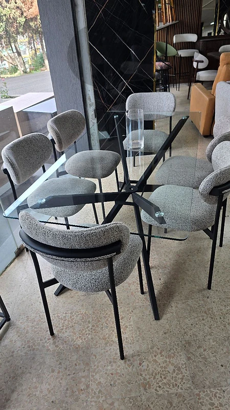 طاولة سفرة زجاج مع كراسي. Dining room  with chairs