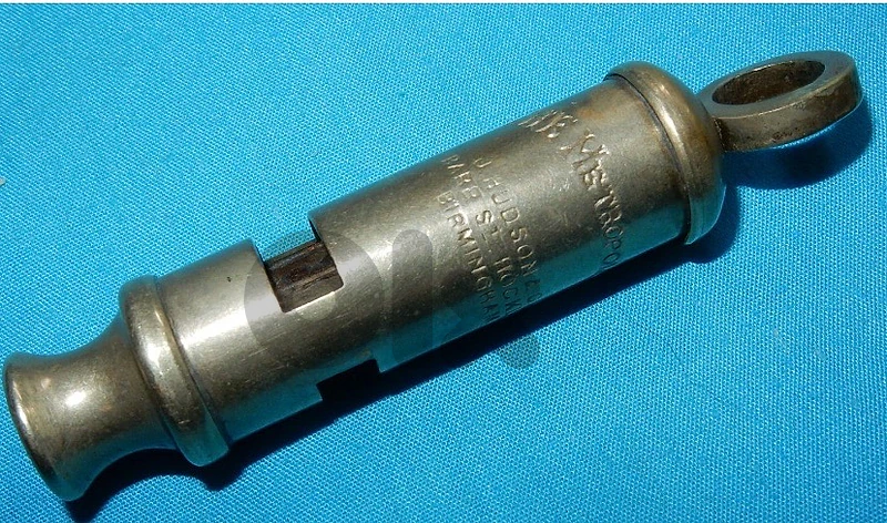 اول صافرة استخدمها البوليس البريطاني في لندن ١٨٨٤ ابتكرها شركة ‏Hudson