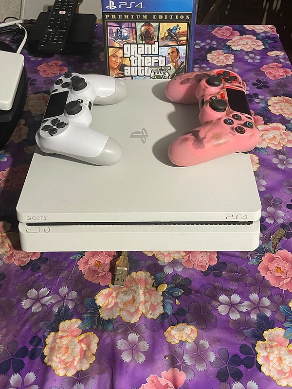 Ps4 slim ma3ah 2 controller original 
wcd GTA 5