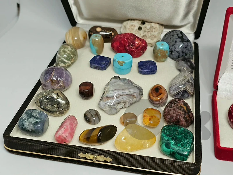120$ ​Collector’s Loose Semi-Precious Gemstones & Minerals Set