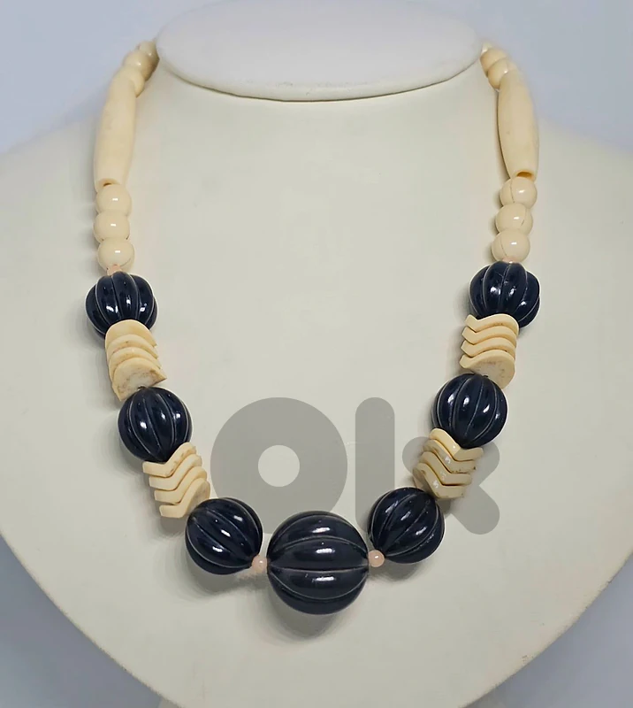 30$ Vintage Art Deco Black and Cream Carved Bead Statement Necklace
