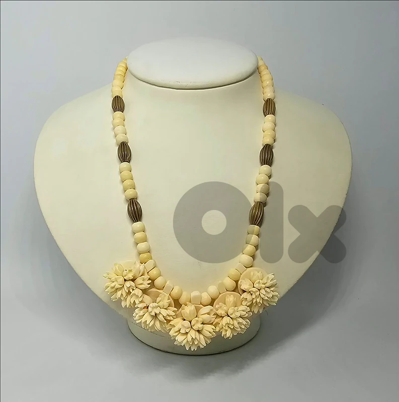 50$ Signed Vintage Carved Floral Statement Necklace