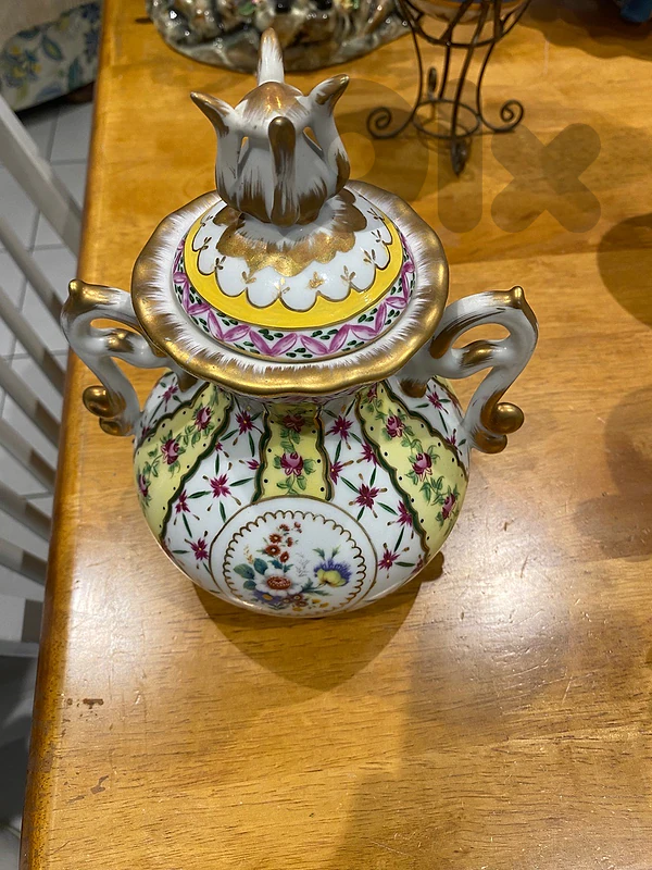 2 identical small porcelain vases with covers