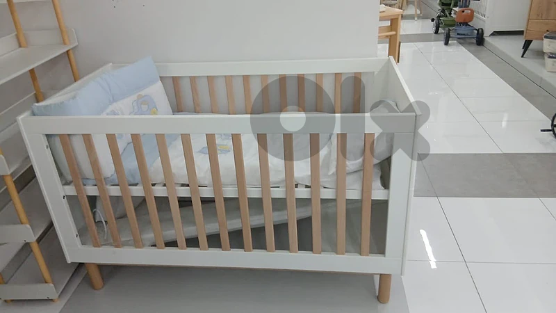 Modern White & Natural Wood Baby Crib – 70 × 140 cm