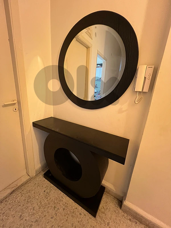 كونسول  مع مرآة دائرية كبيرة للبيع