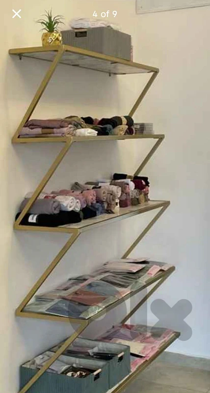 ستاندات عرض للمناديل و عبايات بحالة جيد جدا