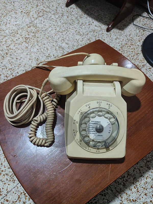 هاتف قديم . old landline phone