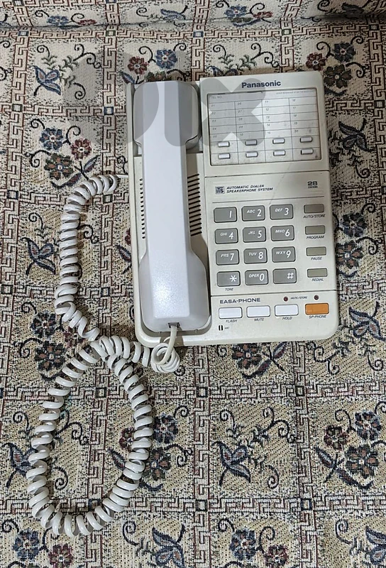 هاتف قديم . old landline phone