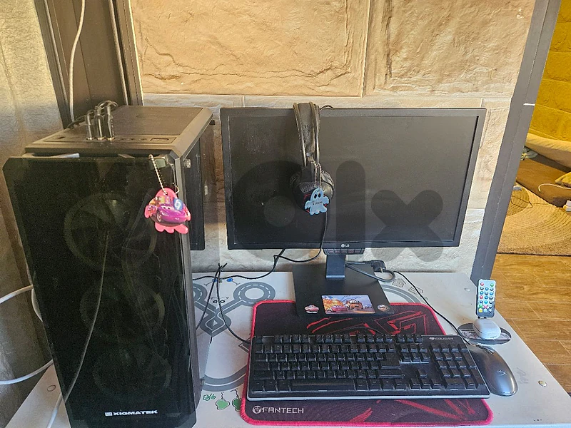 كمبيوتر 8700 i7 مع شاشة lg