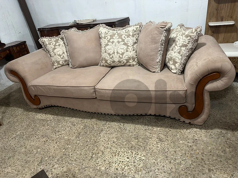 طقم كنبايات مودرن تركي ثلاث قطع وطاولة شبه جديد كتير مرتب