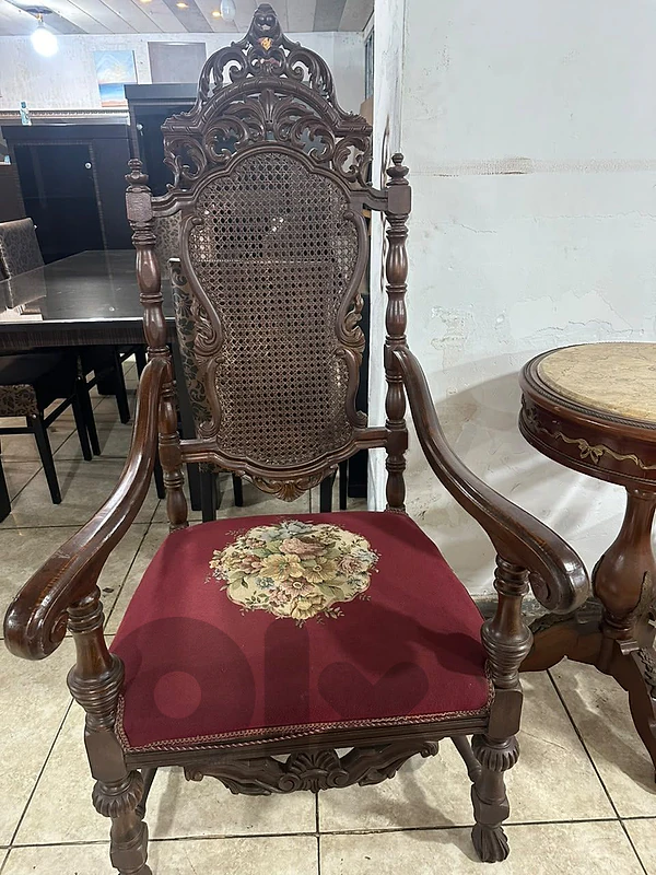 كرستين ملكي حفر خشب زان انتيك مع طاولة مصرية كتير مرتبين وحلوين