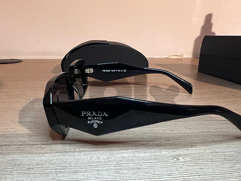 Prada 17WS Sunglasses (Black)