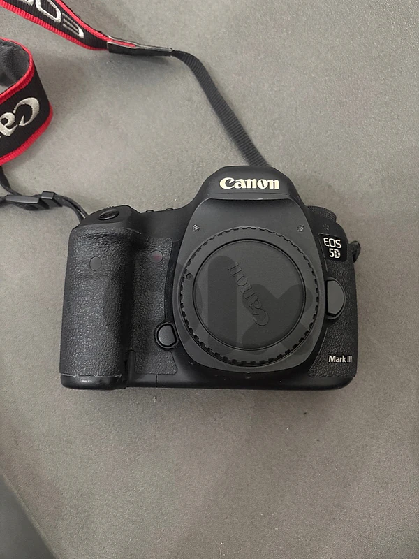 Canon 5d iii+ 2 Batteries + Cahrge