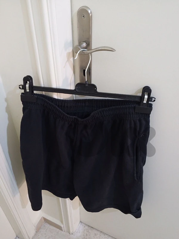 شورت رجالي للبيع لون أسود شبه جديد قياس XL السعر 5$