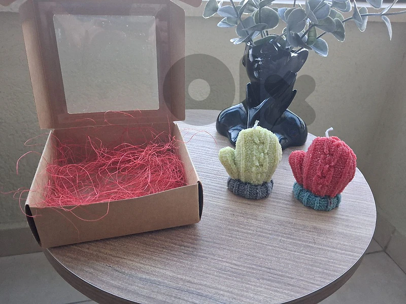 2 winter gloves candles