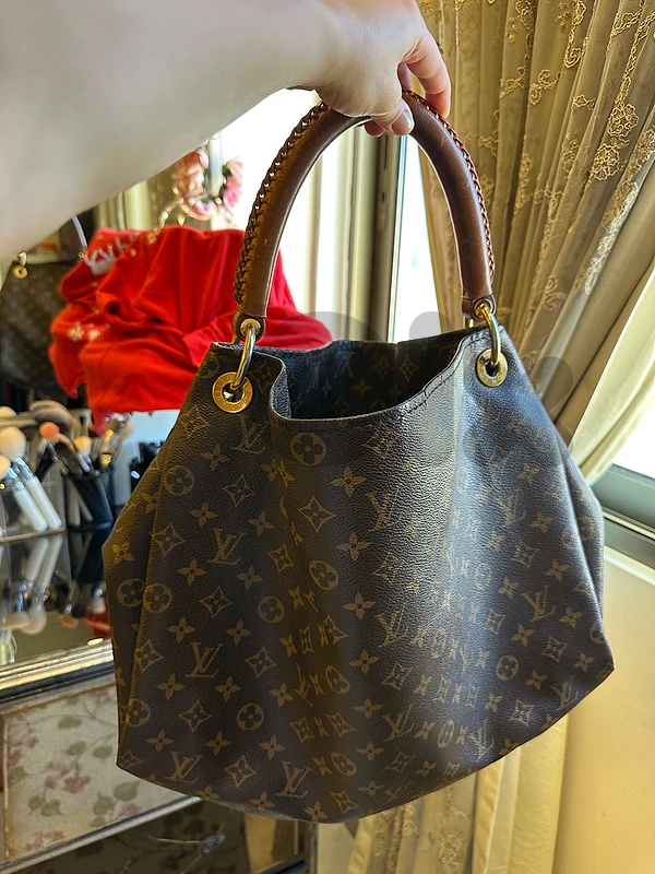 Pre-Loved Authentic Louis Vuitton Artsy MM – Monogram Canvas Hobo Bag