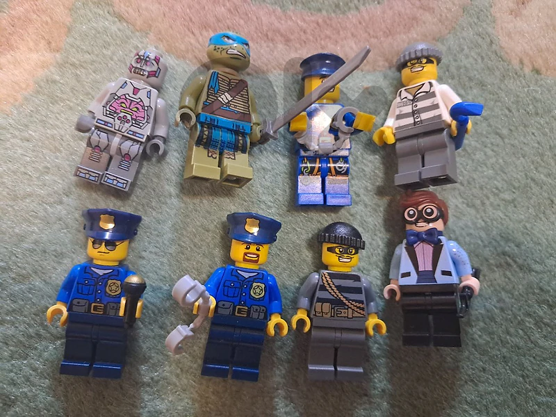 Original Lego 8 Minifigures