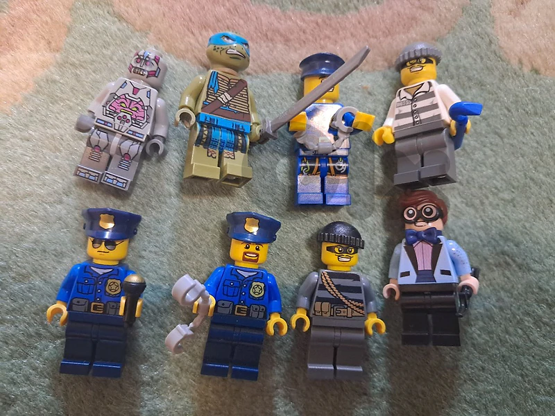 Original Lego 8 Minifigures Original Lego 8 Minifigures