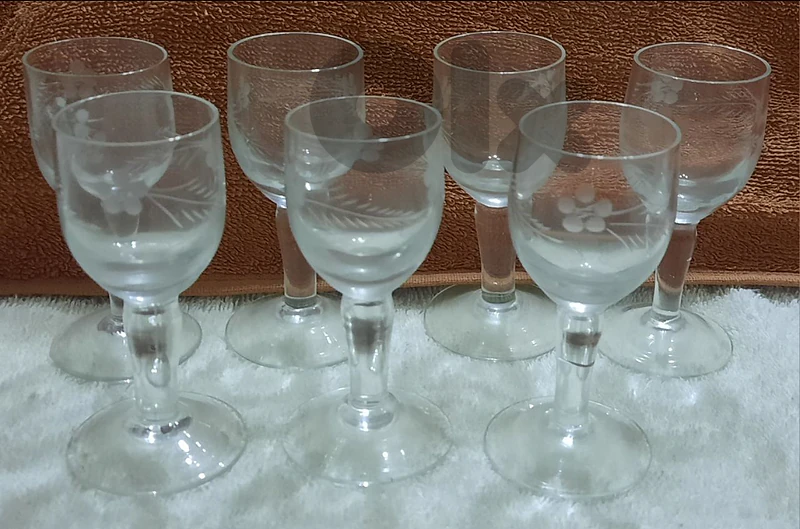Glass cup 7 pieces 8 cm tall. كبايات