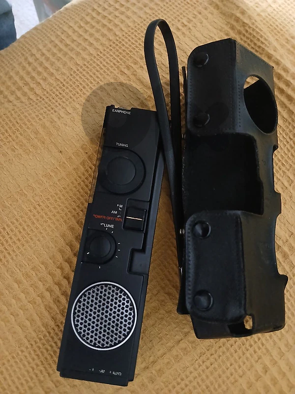 vintage mini radio from aiwa  لمحبي جمع الأنتيك