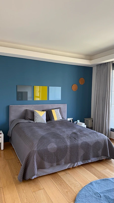 queen size double bed with 2 bed side tables