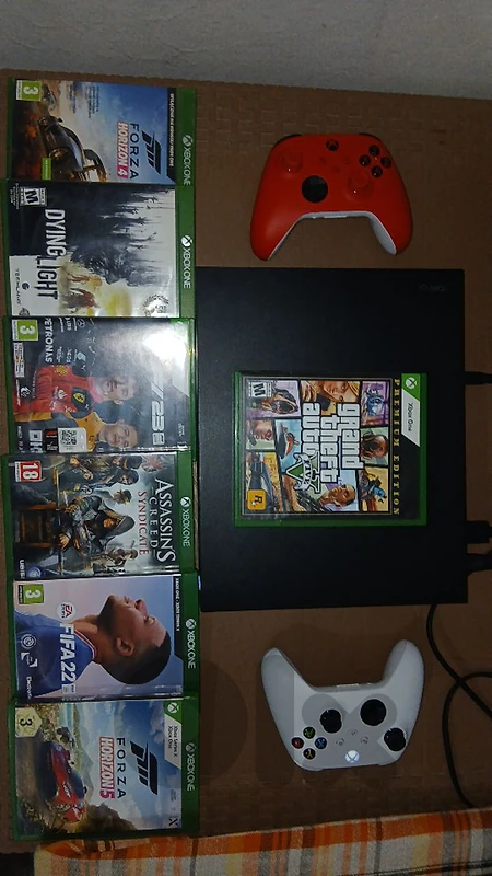 Xbox One X 1TB super clean + 8 Games + 2 controllers