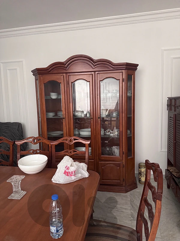 طاولة سفرة مع كراسي مع ديرسوار