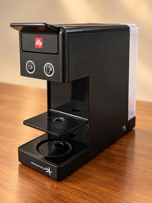 Black illy coffee machine, Model 640, made in Italy.