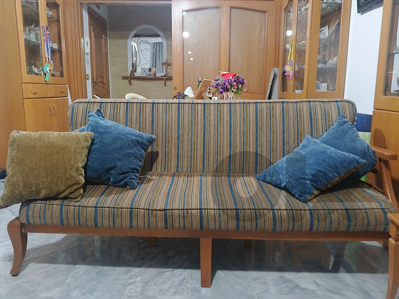 3 sofas but 9 ma2e3ed