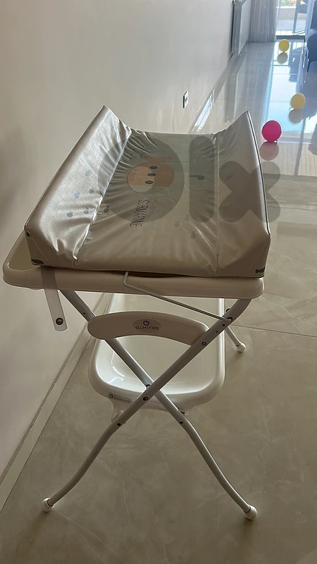 bathtub and changing mat