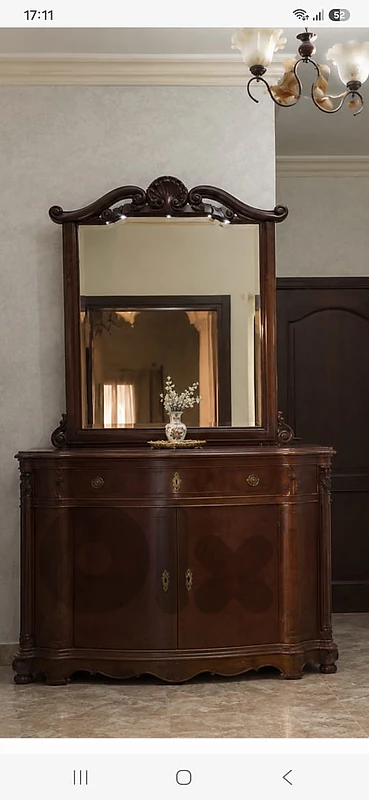 Table With Mirror | طاولة مع مراية