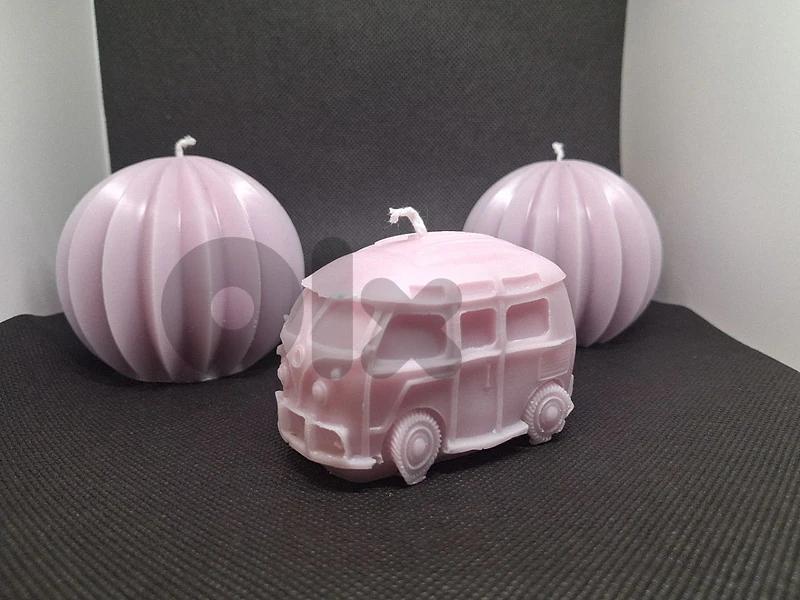 2 boules candles and 1 bus