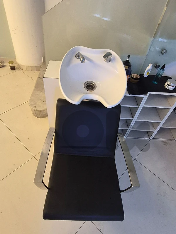 hairdresser chair and shampoo