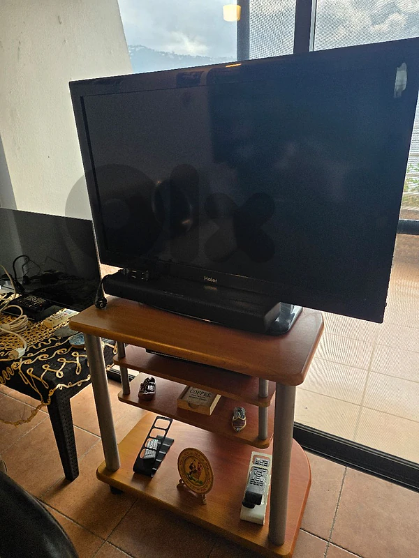 lcd 40" hiaer with table