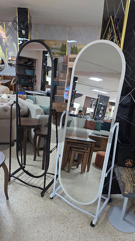 Mirror with wheels.   مراية مع دواليب