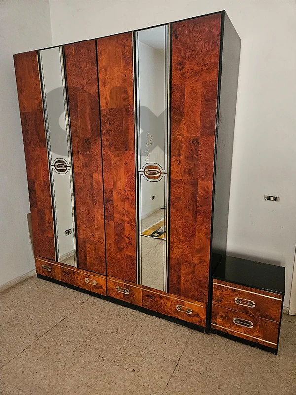 Closet bois de loupe et miroirs et 2 table de nuit
