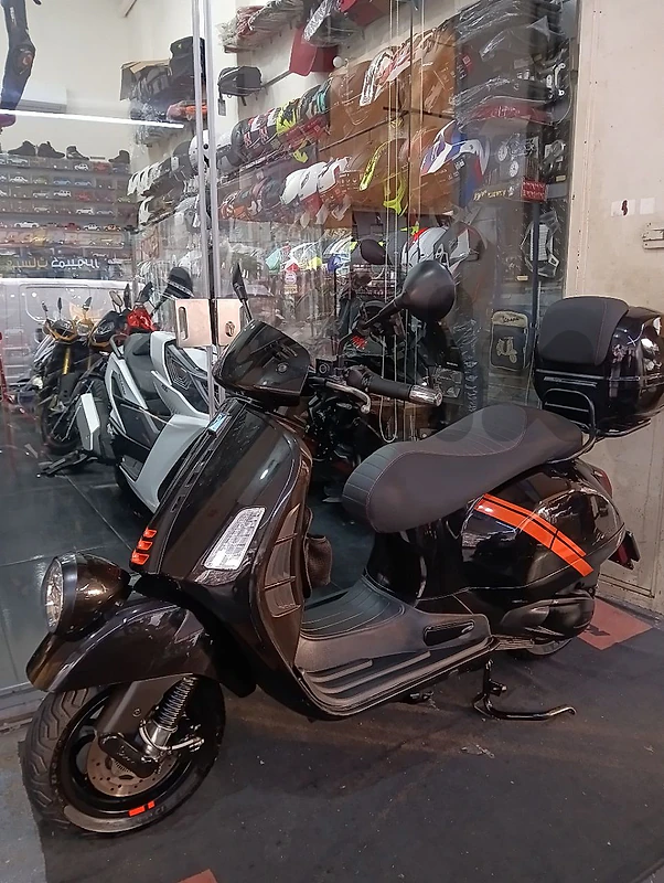 Vespa GTV 300cc 2024 Company source 15000klm on odo