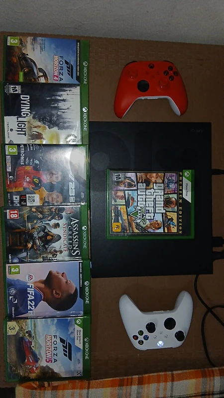 Xbox One X 1TB super clean + 8 Games + 2 controllers