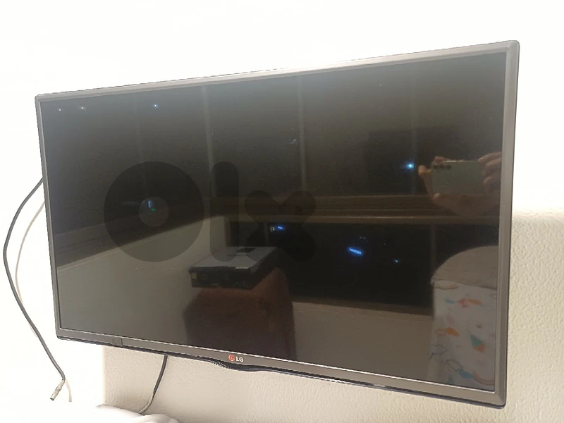 LG 32 Inch + TV Wall bracket + TV Shelf LG 32 Inch + TV Wall bracket + TV Shelf