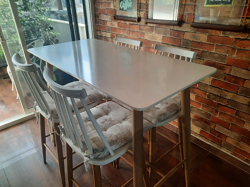 table and 4 chairs