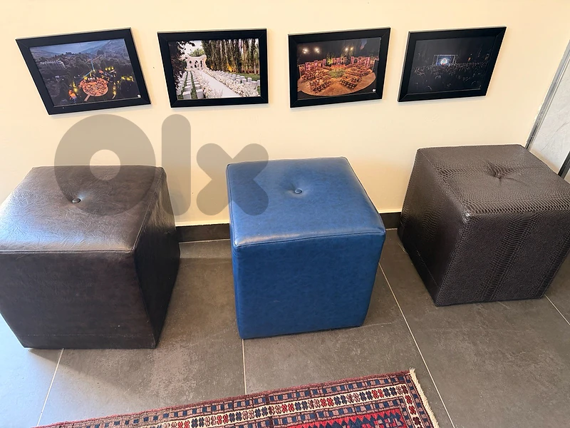 3 poufs