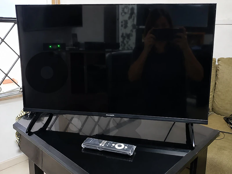 SKYWORTH smart TV 32"full hd : 50 $ -  SONY BLURAY & DVD PLAYER : 20 $