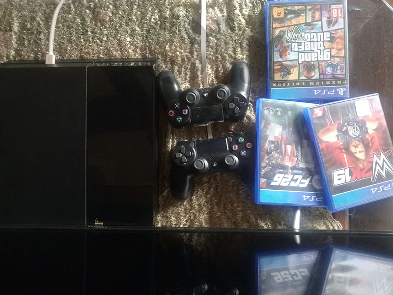 PS4 and 3 cds