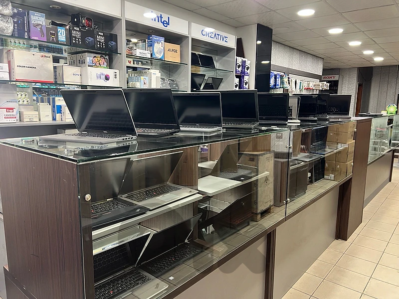 computer and mobile shop decor