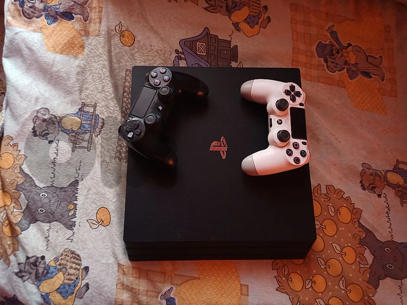 ps4 pro 1 terra m3addale 3layha 20 games+ 2 controllers