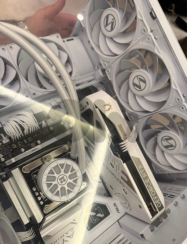 White Gaming PC RTX 5060 Ti 16GB | Core Ultra 5 Liquid Cooling