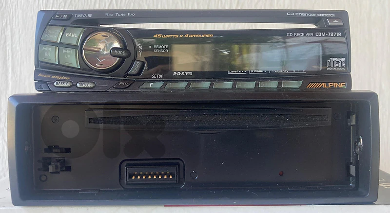 Alpine CDM-7871RM is a vintage 1-DIN in-dash AM/FM and CD receiver de