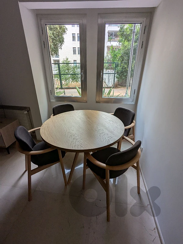 full dining set in excellent condition