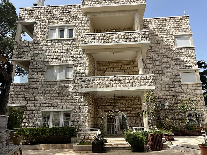 مبنى مؤلف من ٣ شقق وفيلا للإيجار مبنى مؤلف من ٣ شقق وفيلا للإيجار