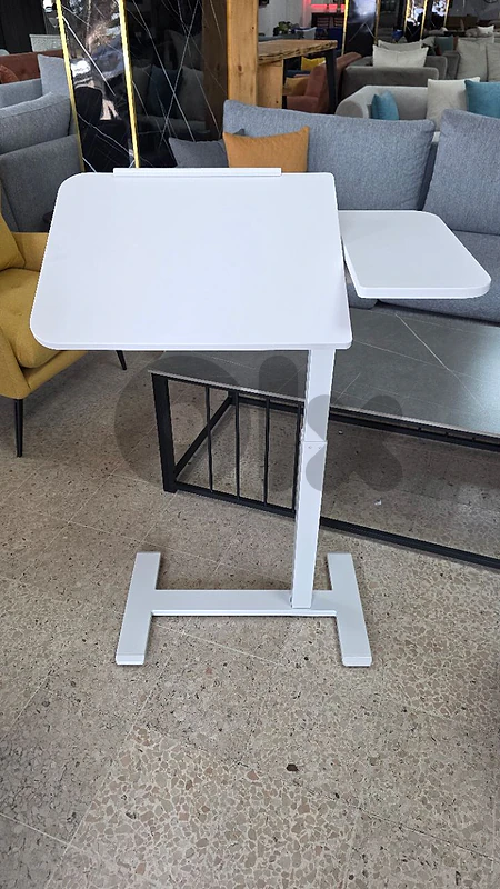 طاولة متحركة على دواليب         Table for laptop